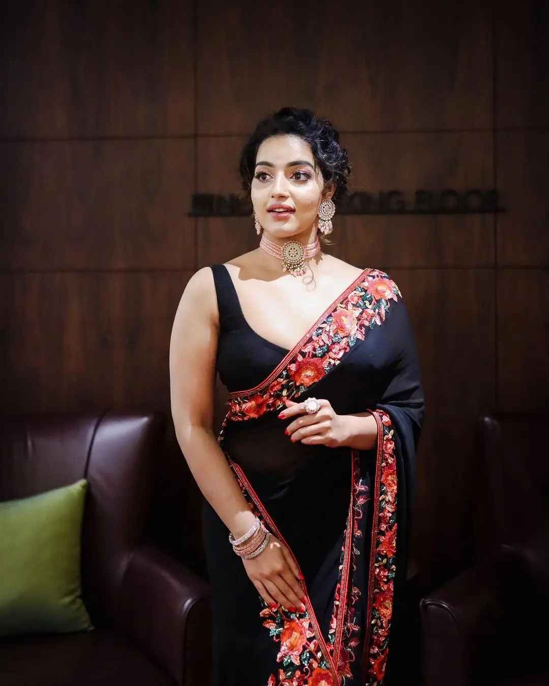 MALAYALAM ACTRESS MALAVIKA MENON IN BLACK SAREE SLEEVELESS BLOUSE 2